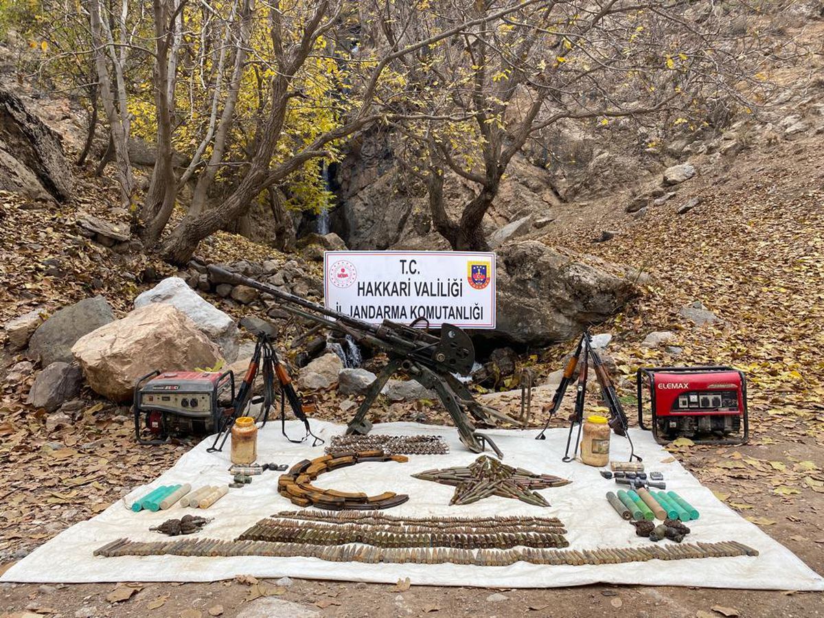 Hakkari\'de terör operasyonunda silah ve mühimmat ele geçirildi