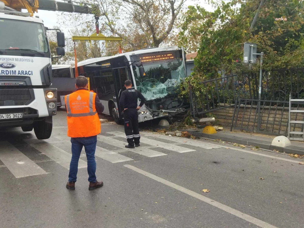 İstanbul\'da Kontrolden Çıkan Metrobüs, Kadıköy Belediyesi\'nin Bahçe Duvarına Çarptı