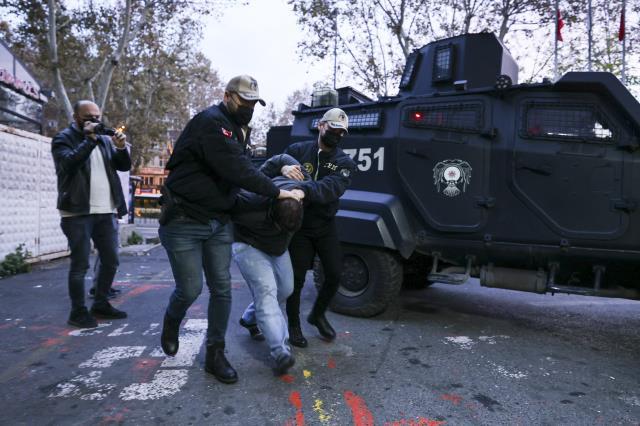 İstiklal bombacısı ve gözaltına alınan şüpheliler, sağlık kontrolünden geçirildi