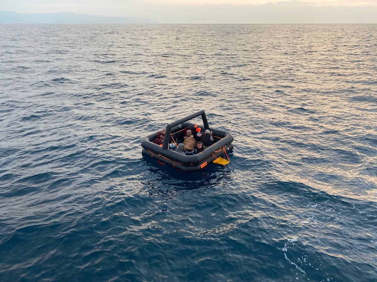 İzmir açıklarında 50 düzensiz göçmen karaya çıkarıldı