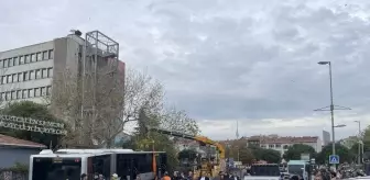 Kadıköy'de belediyenin bahçe duvarına çarpıp asılı kalan metrobüs çekildi