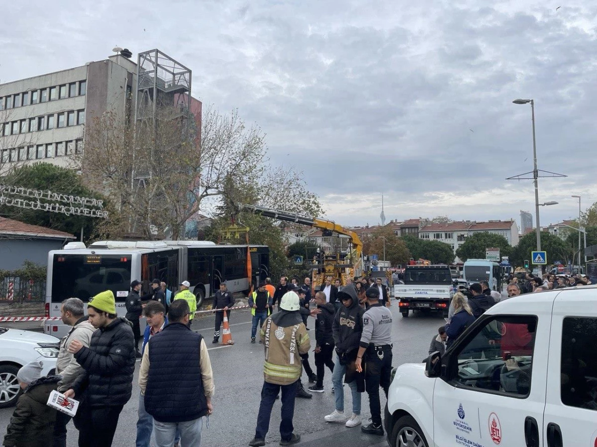 Kadıköy\'de belediyenin bahçe duvarına çarpıp asılı kalan metrobüs çekildi
