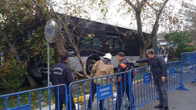 Kadıköy'de sürücüsünün kontrolünden çıkan metrobüs, yolun karşısındaki duvara çarptı