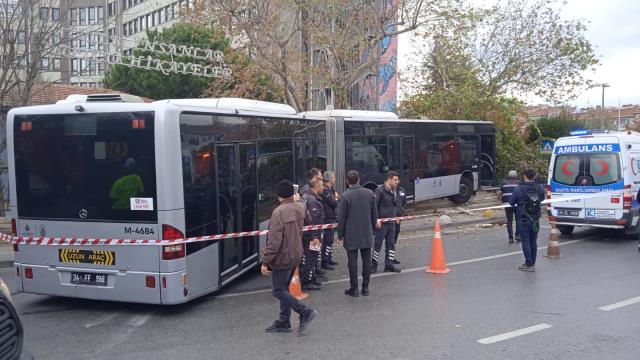 Kadıköy'de sürücüsünün kontrolünden çıkan metrobüs, yolun karşısındaki duvara çarptı