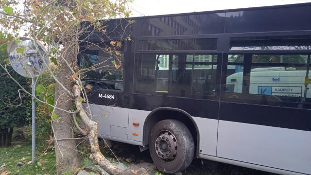 Kadıköy'de sürücüsünün kontrolünden çıkan metrobüs, yolun karşısındaki duvara çarptı