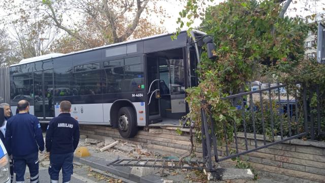Kadıköy'de sürücüsünün kontrolünden çıkan metrobüs, yolun karşısındaki duvara çarptı