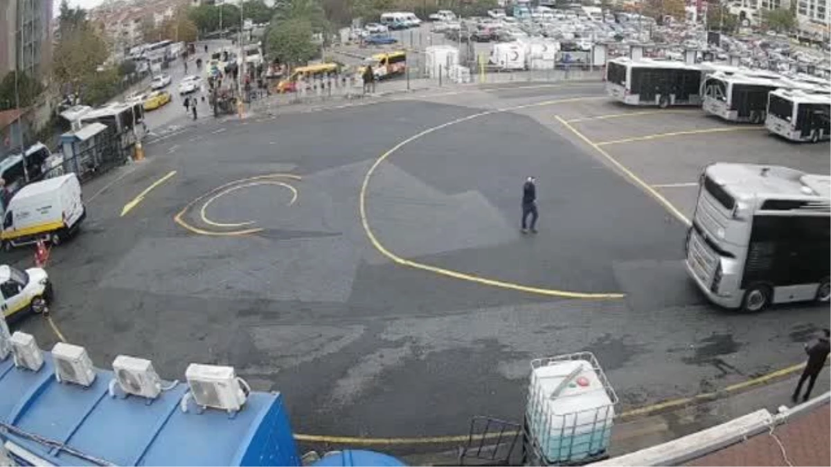 Kadıköy\'deki metrobüs kazası güvenlik kamerasına yansıdı