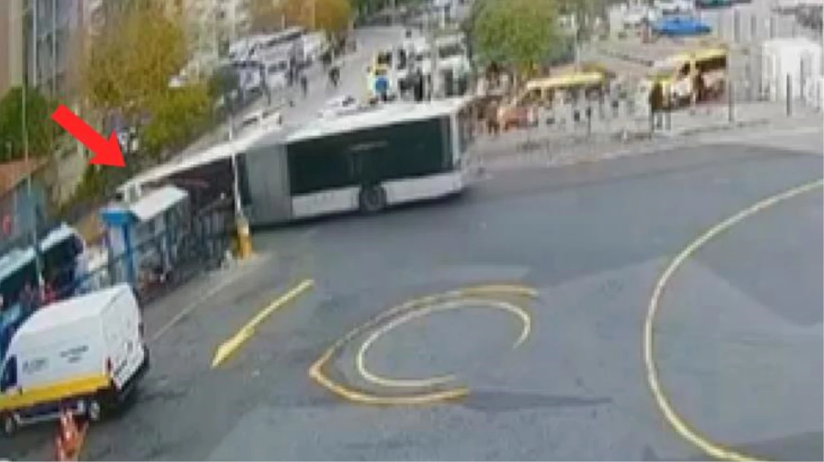 Söğütlüçeşme\'de sürücüsünün kontrolünü kaybettiği metrobüs, Kadıköy Belediyesi\'nin bahçe duvarına çarptı! Kazada 2 kişi yaralandı