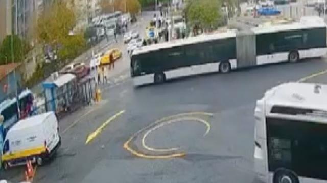 Kadıköy'deki metrobüs kazası kamerada