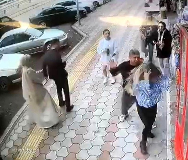 Görüntü Türkiye'den! Genç kızları önce taciz edip, sonra darbettiler Görüntü Türkiye'den! Genç kızları önce taciz edip, sonra darbettiler