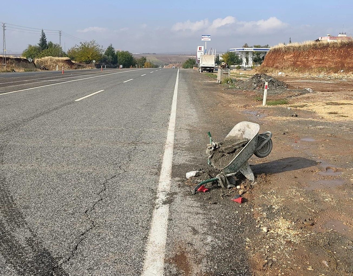 Kamyonet, el arabasına çarptı: 1 yaralı