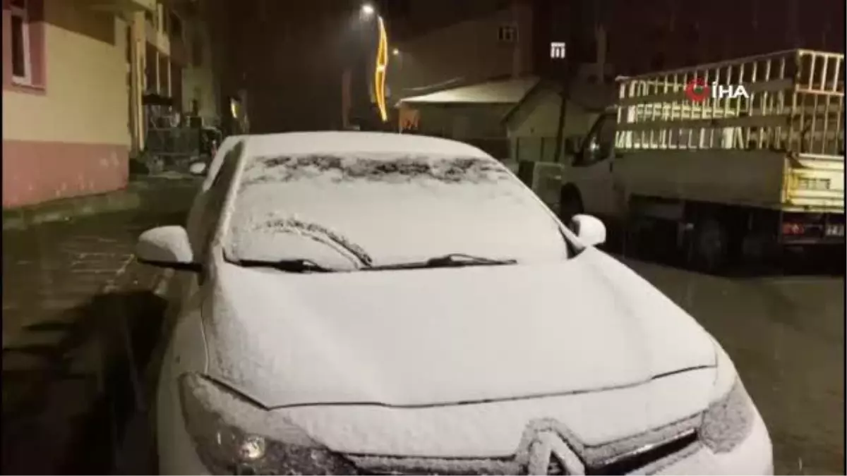 Karlıova'ya mevsimin ilk karı düştü