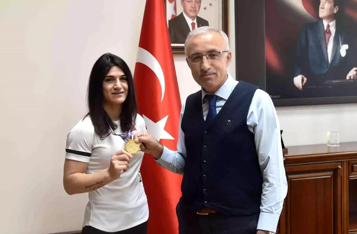 KMÜ\'lü Zeynep Çelik, dünya şampiyonasından altın madalya ile döndü