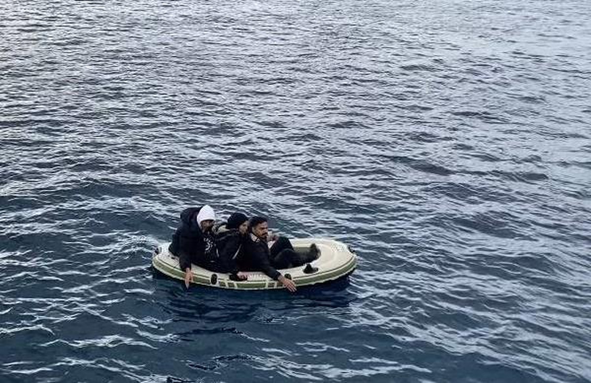 Kuşadası açıklarında 32 düzensiz göçmen kurtarıldı