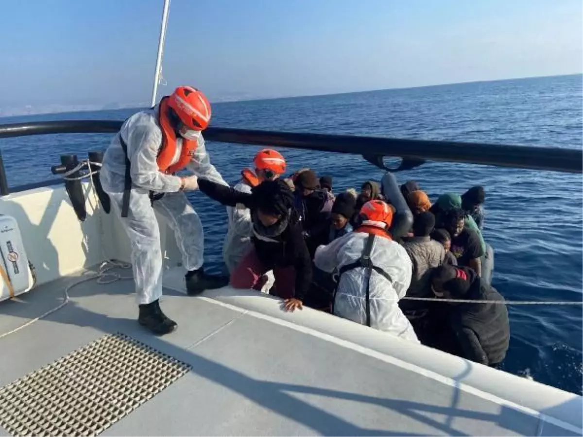 Kuşadası'nda 3 ayrı operasyonla 75 kaçak göçmen kurtarıldı