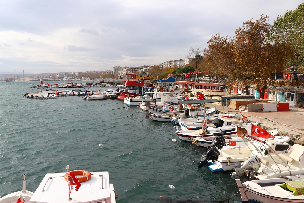 Lodos, Marmara Denizi\'nde ulaşımı aksatıyor