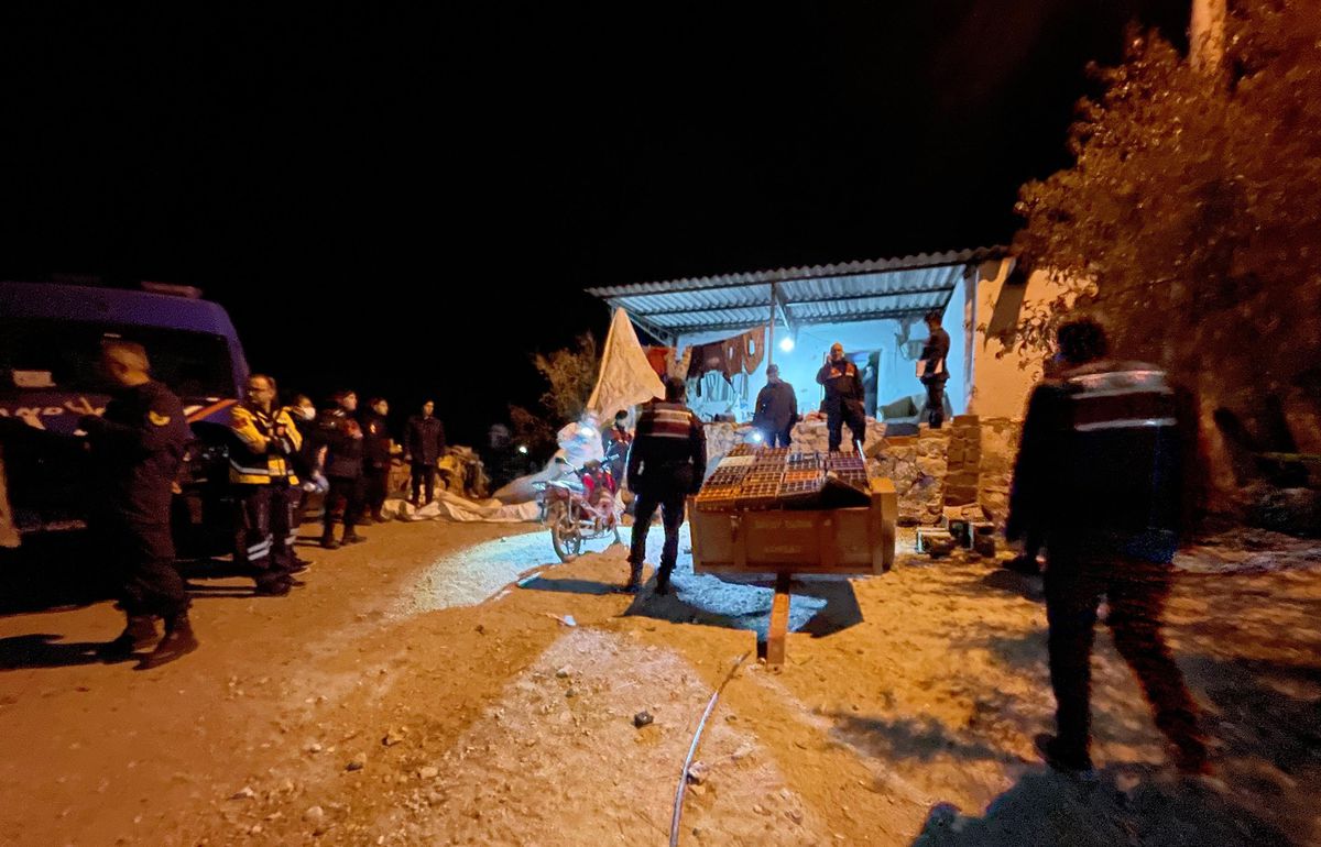 Manisa\'da bir kişi, kayınvalidesi ve kayınbiraderini tüfekle öldürdü