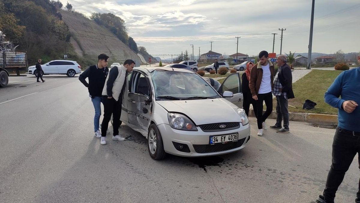 Karasu\'da hurda yüklü tır ile otomobilin çarpışması sonucu 1 kişi yaralandı