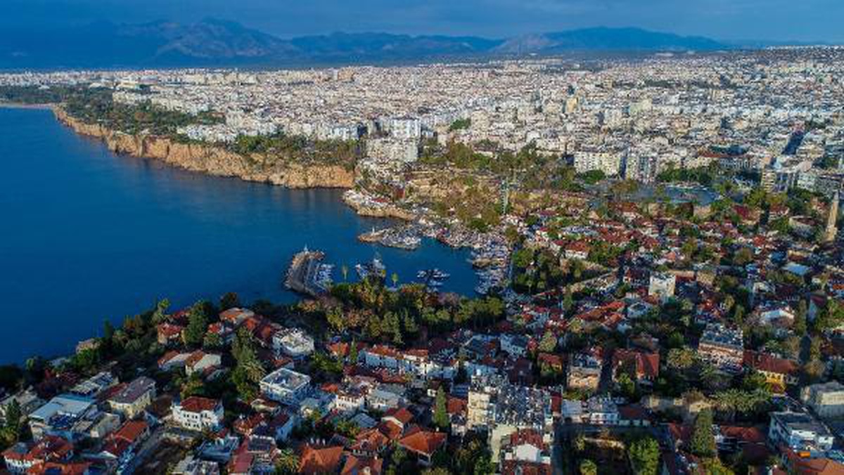 Rus ve Ukraynalılar akın etti; Antalya\'da yabancıya konut satışı iki katına çıktı