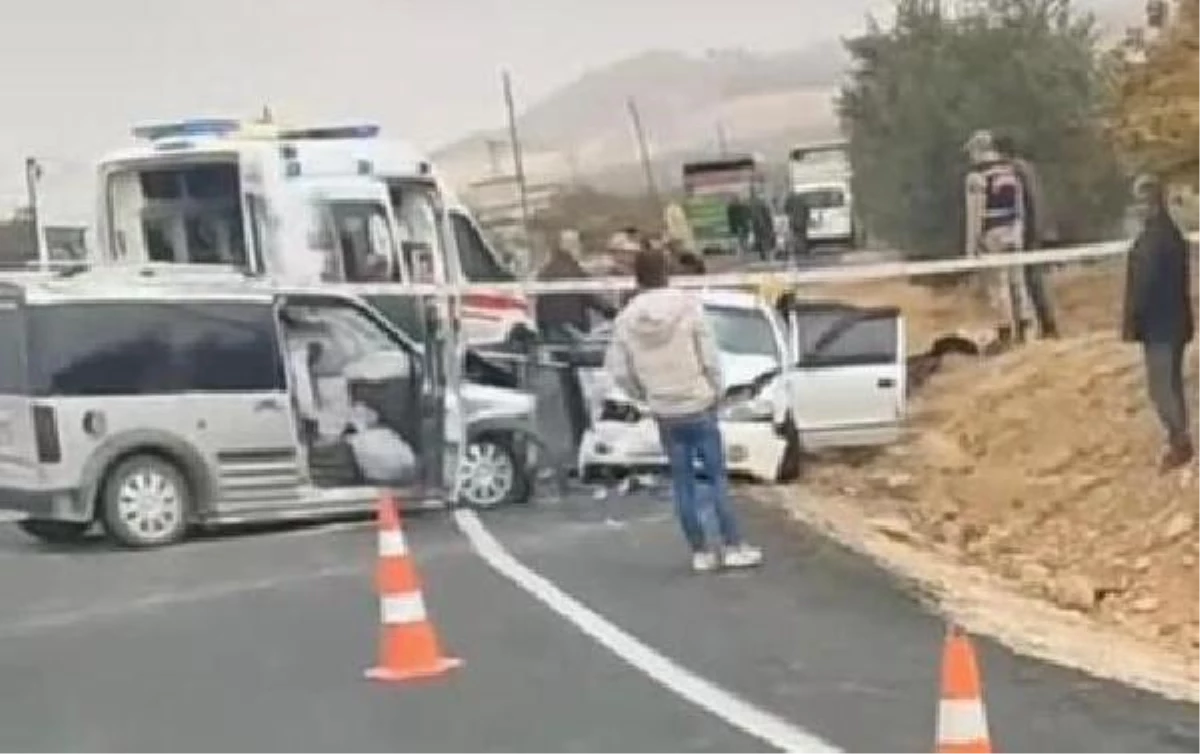 Şanlıurfa\'da hafif ticari araç ile otomobil çarpıştı: 8 yaralı