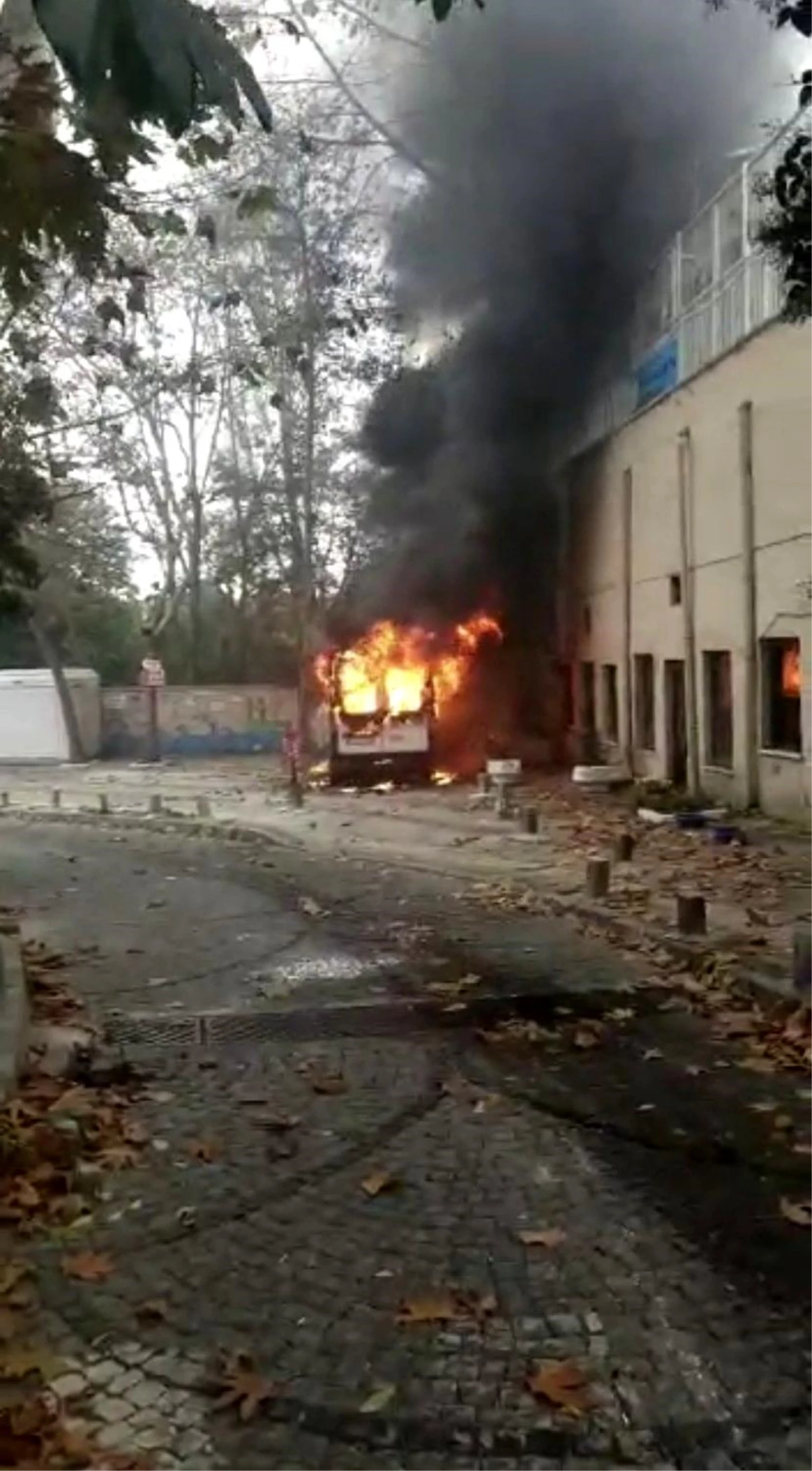 Sarıyer\'de park halindeki minibüs alev alev yandı