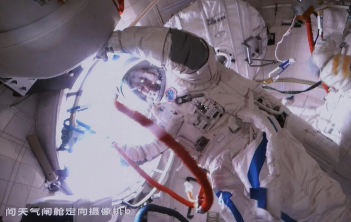 Shenzhou-14 Taykonotları 5,5 Saatlik Uzay Yürüyüşünü Tamamladı