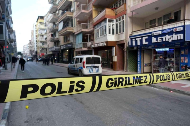 Sokak ortasında önce eşine, sonra kendine sıktı Sokak ortasında önce eşine, sonra kendine sıktı