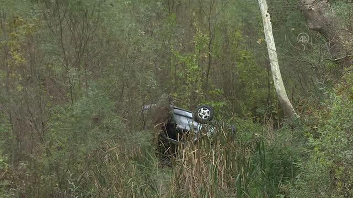 Sürücüsü kalp krizi geçiren otomobil uçuruma devrildi