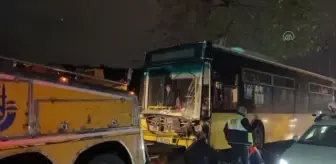 Üsküdar'da yağış nedeniyle kayganlaşan yolda direğe çarpan İETT otobüsü hasar gördü