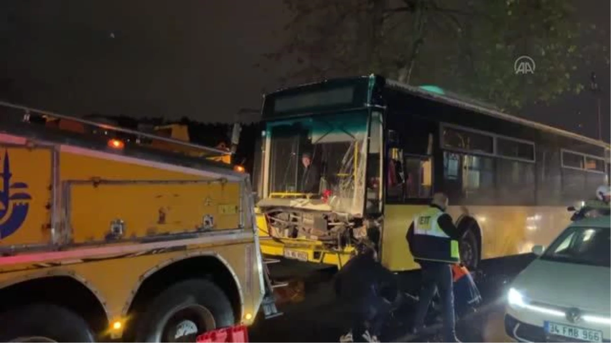 Üsküdar\'da yağış nedeniyle kayganlaşan yolda direğe çarpan İETT otobüsü hasar gördü