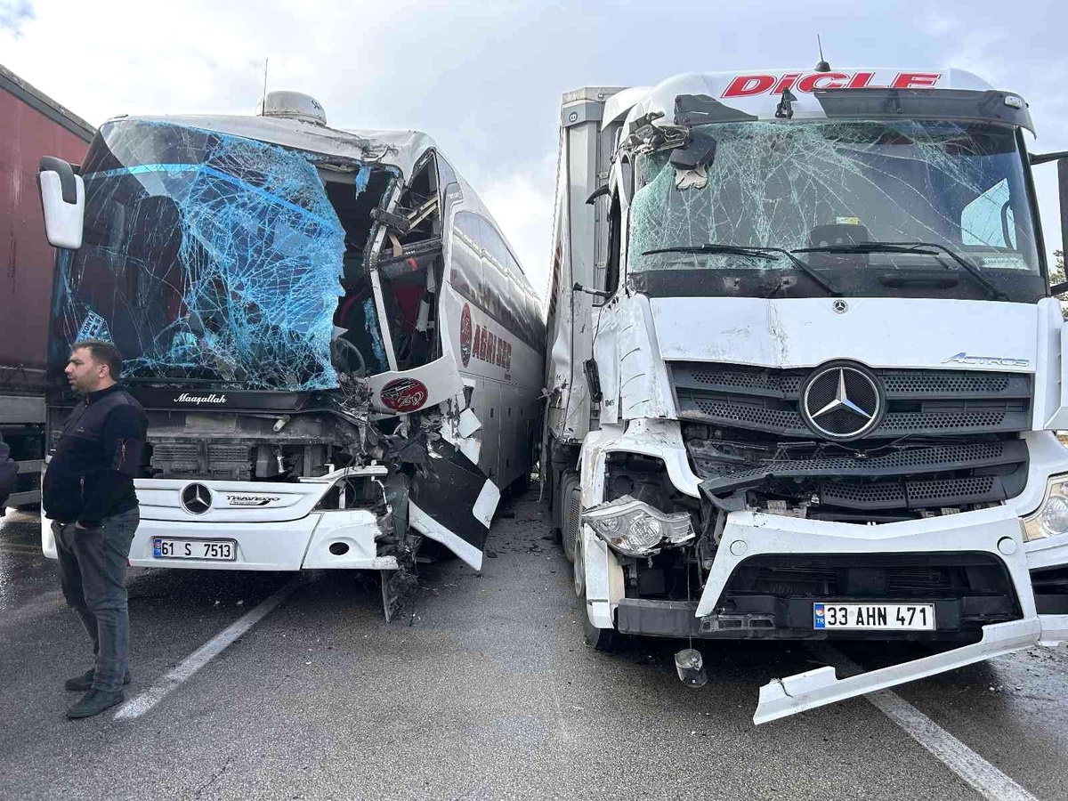 Yolculara çarpmamak için tırıyla bariyerlere çarptı