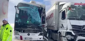 Yolculara çarpmamak için tırıyla bariyerlere çarptı