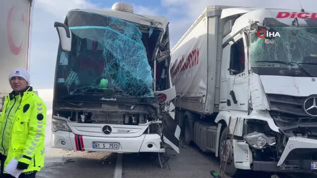 Yolculara çarpmamak için tırıyla bariyerlere çarptı