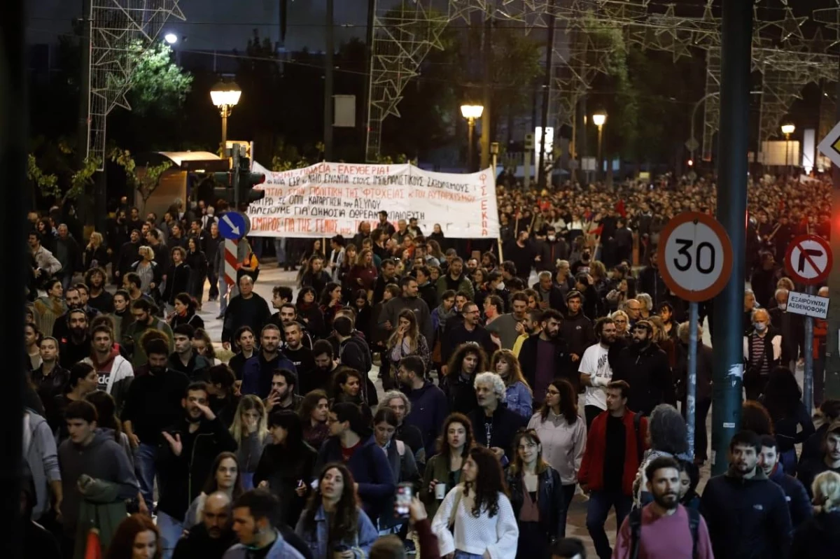 Yunanistan\'da 17 Kasım Öğrenci Direnişi\'nin 49. yıl dönümünde yüzlerce kişi ABD Büyükelçiliğine yürüdü