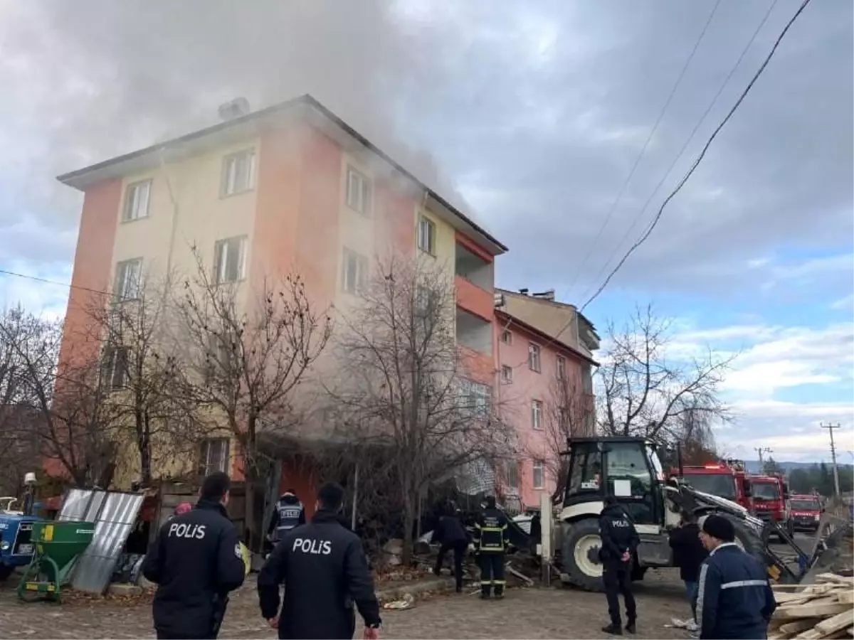 4 katlı apartmanda yangın: Binada yaşayan vatandaşlar tahliye edildi