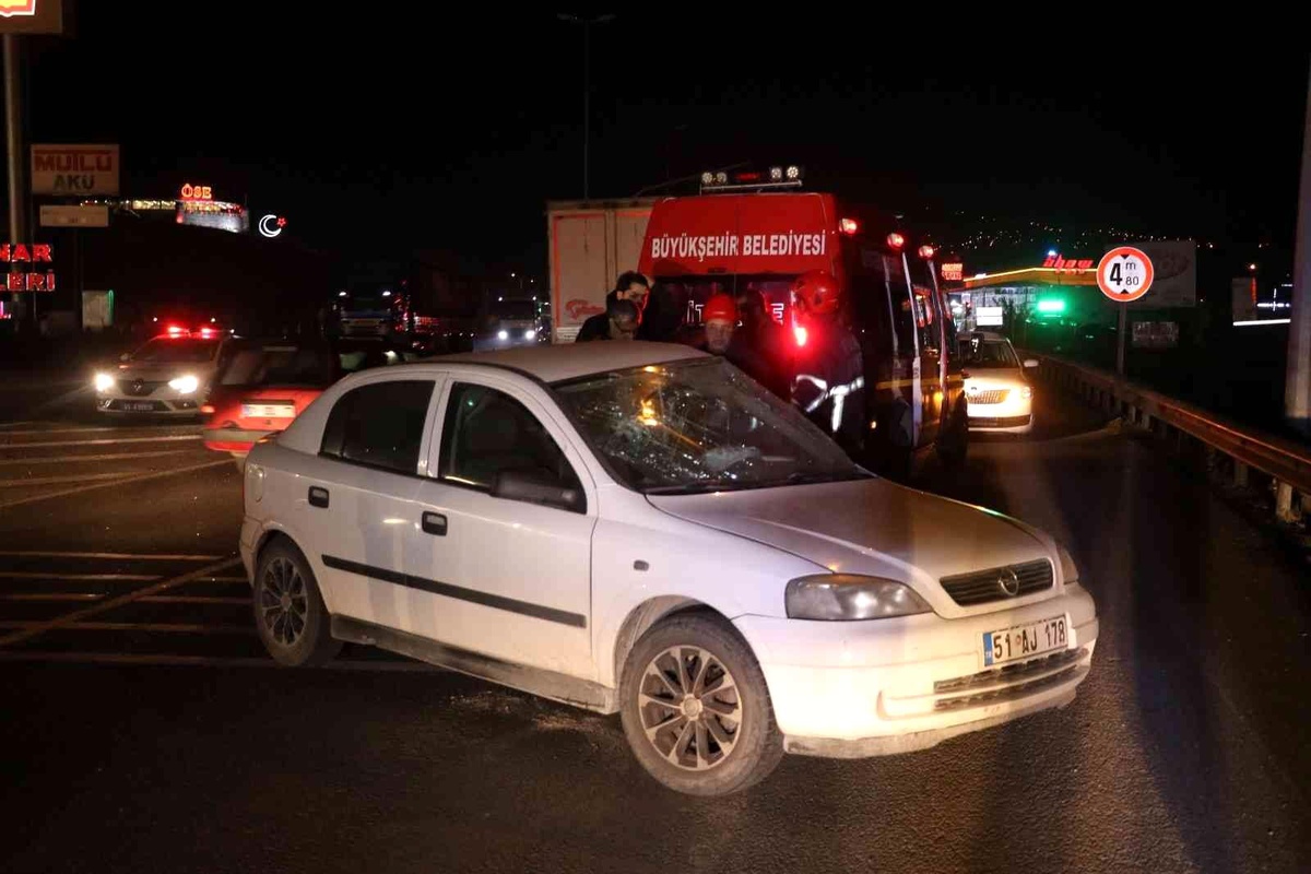 Adana\'da tır ile otomobil çarpıştı, otomobil sürücüsü ağır yaralandı