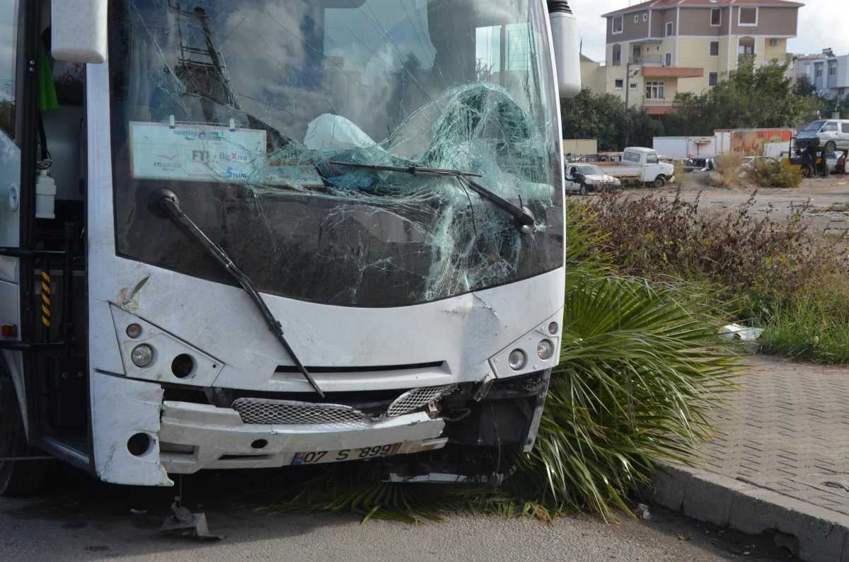 Antalya\'da midibüsleri kaza yapan turistler başka araçla havalimanına götürüldü