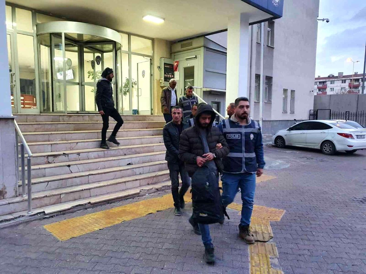 Aranan şahıslar polisten kaçamadı