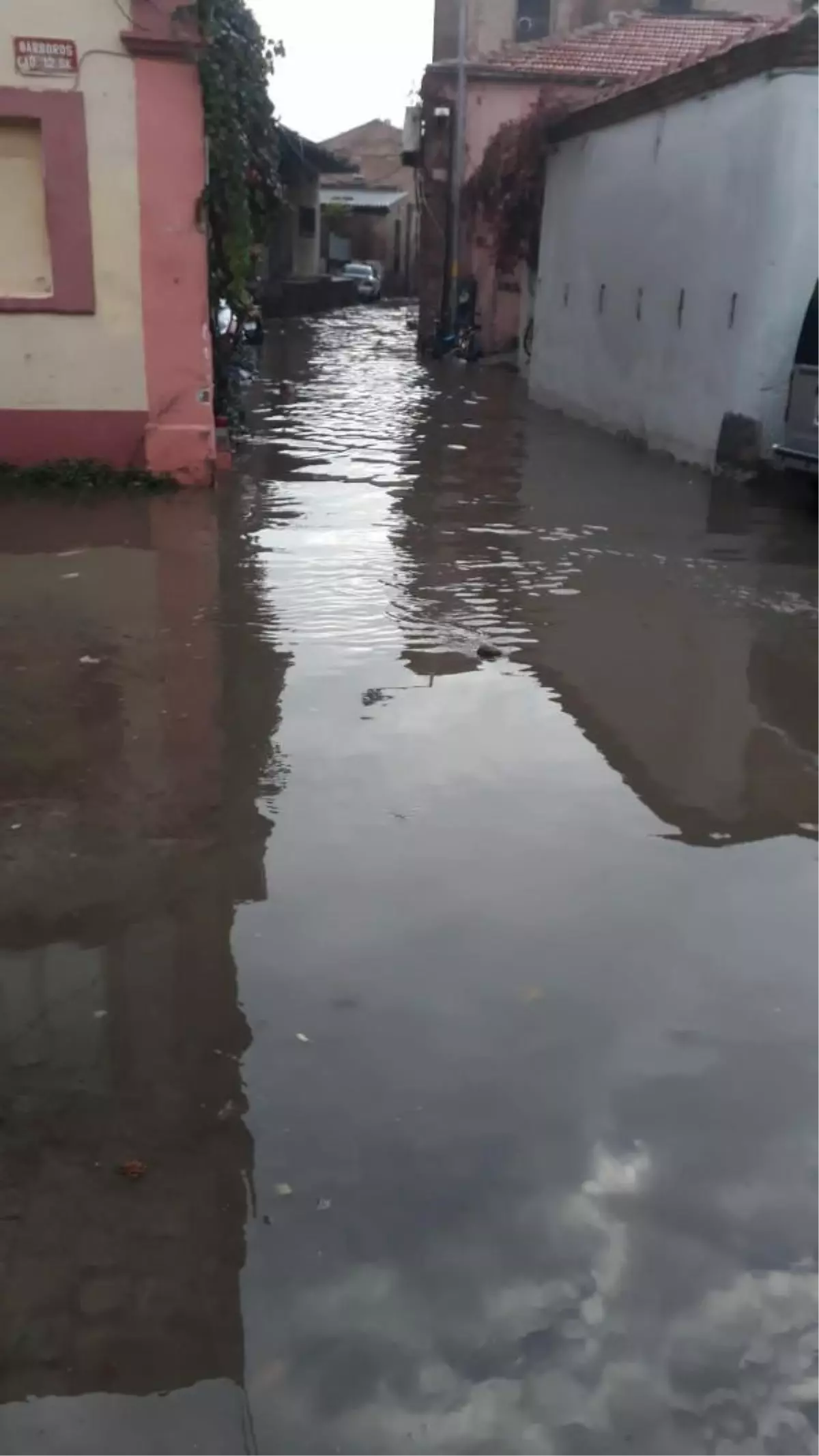 Ayvalık'ta sağanak yaşamı olumsuz etkiledi