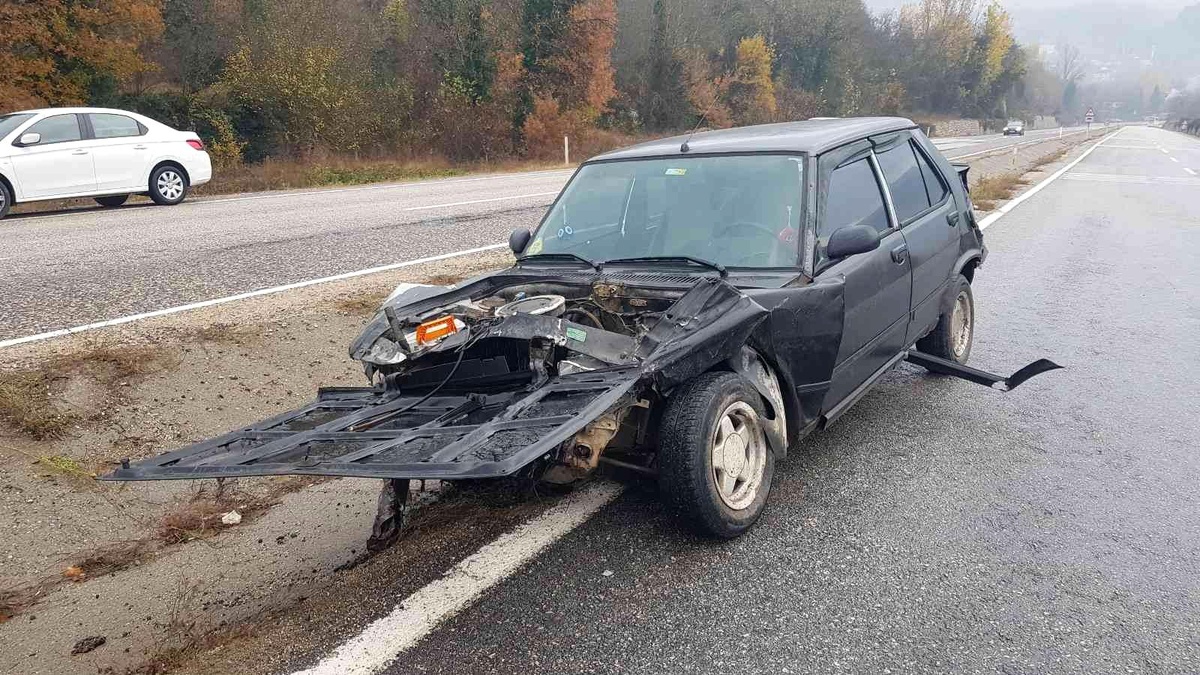 Bariyere çarpan otomobildeki yaşlı kadın hastanede hayatını kaybetti