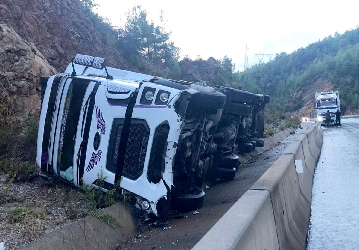 Bariyere çarpan tır şarampole devrildi: 1 yaralı