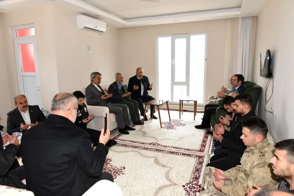 Batman valisi Canalp, Sason\'da şehit Faim Bozkurt\'un ailesiyle bir araya geldi