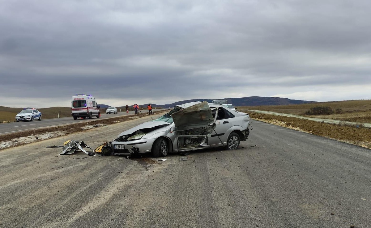 Çorum\'da takla atan otomobilin sürücüsü öldü, 2 kişi yaralandı