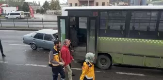 D-100'de yolcu indiren halk otobüsüne otomobil çarptı: 4 yaralı