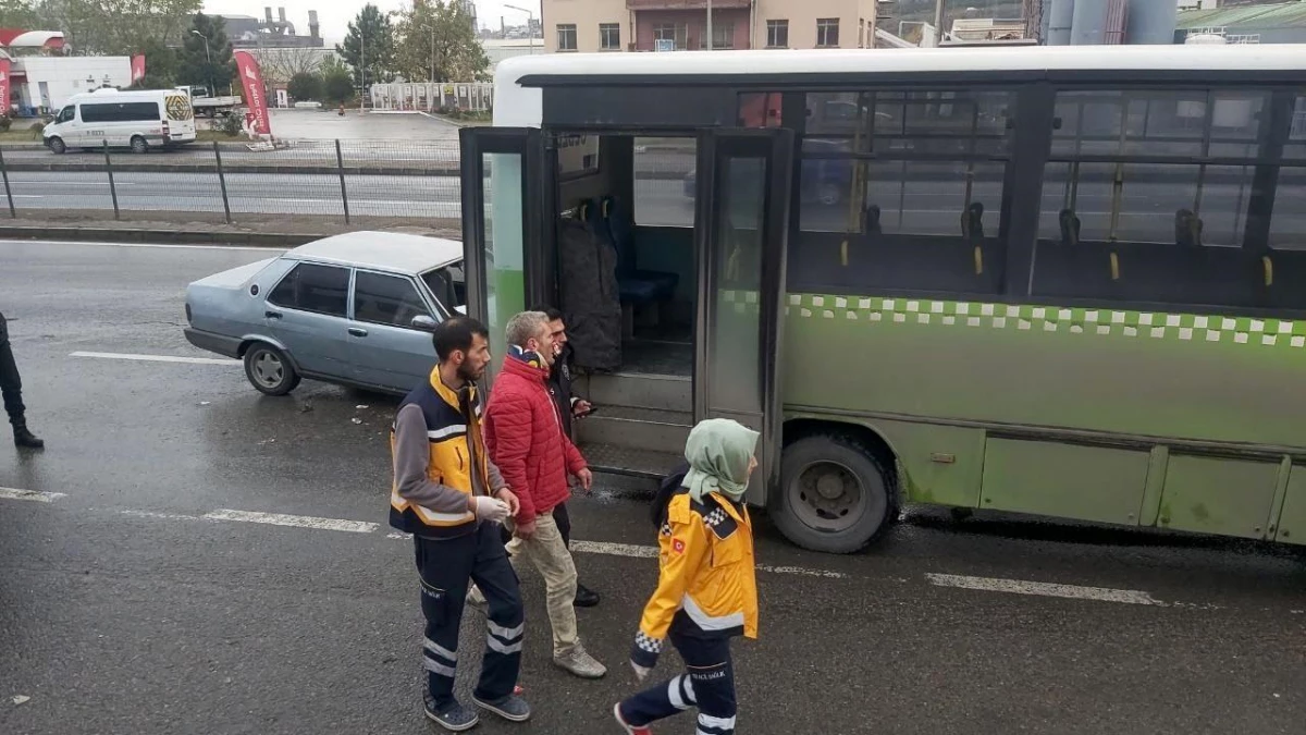 D-100\'de yolcu indiren halk otobüsüne otomobil çarptı: 4 yaralı