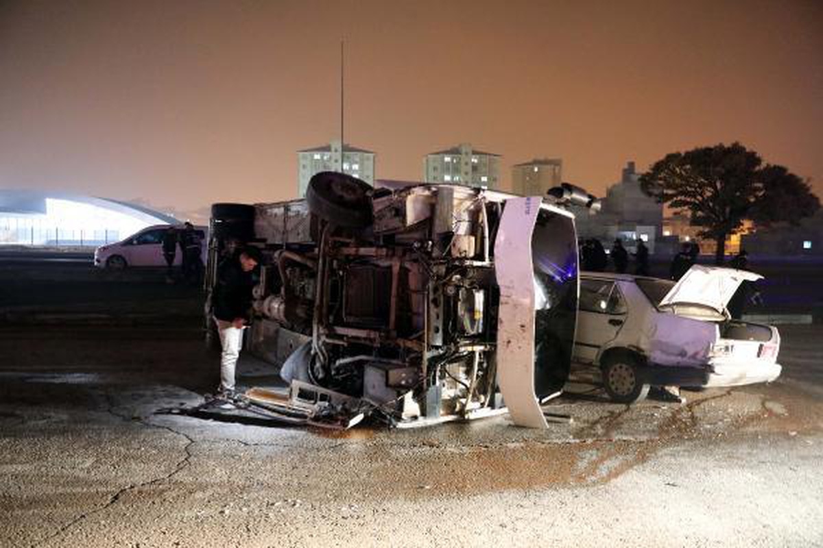 Gaziantep\'te otomobille çarpışan polis midibüsü devrildi: 5\'i polis 6 yaralı
