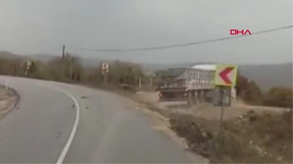 Hafriyat kamyonuyla çarpışan TIR yoldan böyle çıktı