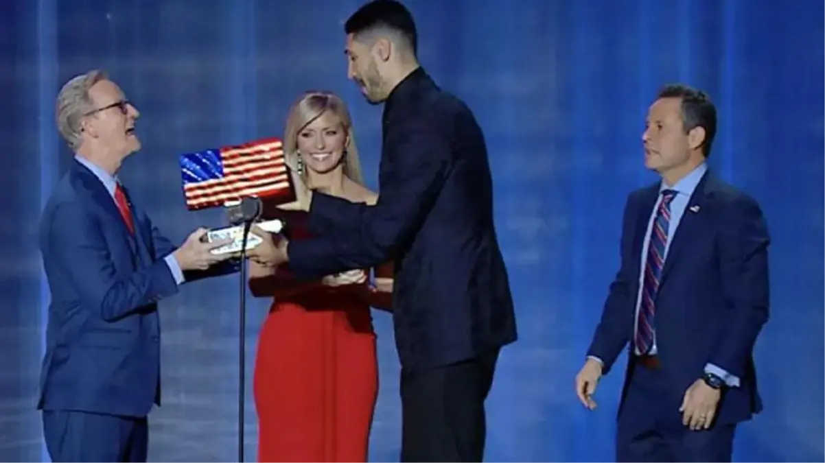 Türkiye düşmanlığı yapan FETÖ elebaşının manevi oğlu Enes Kanter, ABD'de 'En değerli vatansever' seçtiler