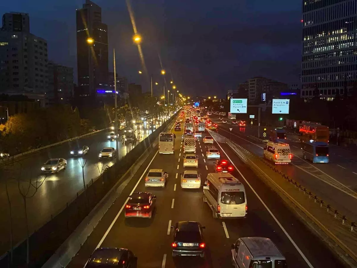 İstanbul\'da haftanın son iş gününde trafik yoğunluğu yaşandı