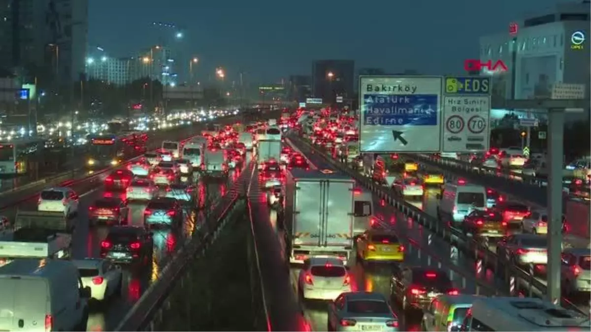 İSTANBUL\'DA TRAFİK YOĞUNLUĞU YÜZDE 90\'A ULAŞTI